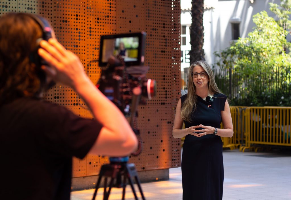 Producción de video corporativo en oficina