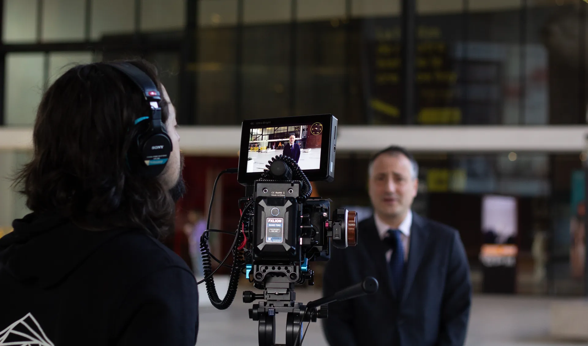 Camarógrafo documentando un evento masivo